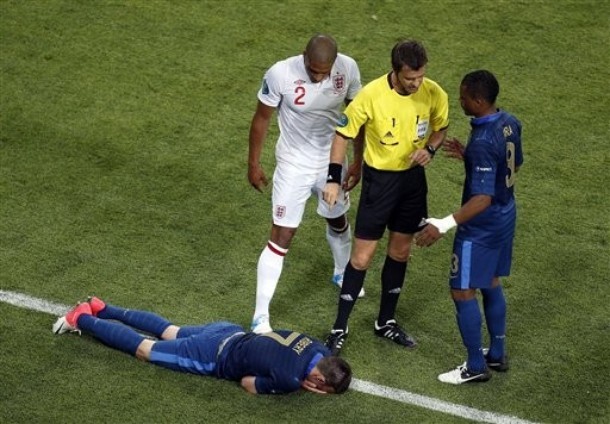 Hậu quả là Ribery đau đớn nằm sân sau pha vào bóng.